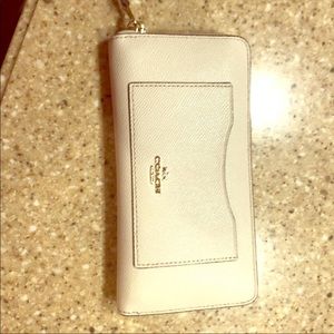 Which coach wallet